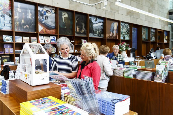 Verrassende cadeautjes, unieke souvenirs en prachtige kunstboeken in de museumshop